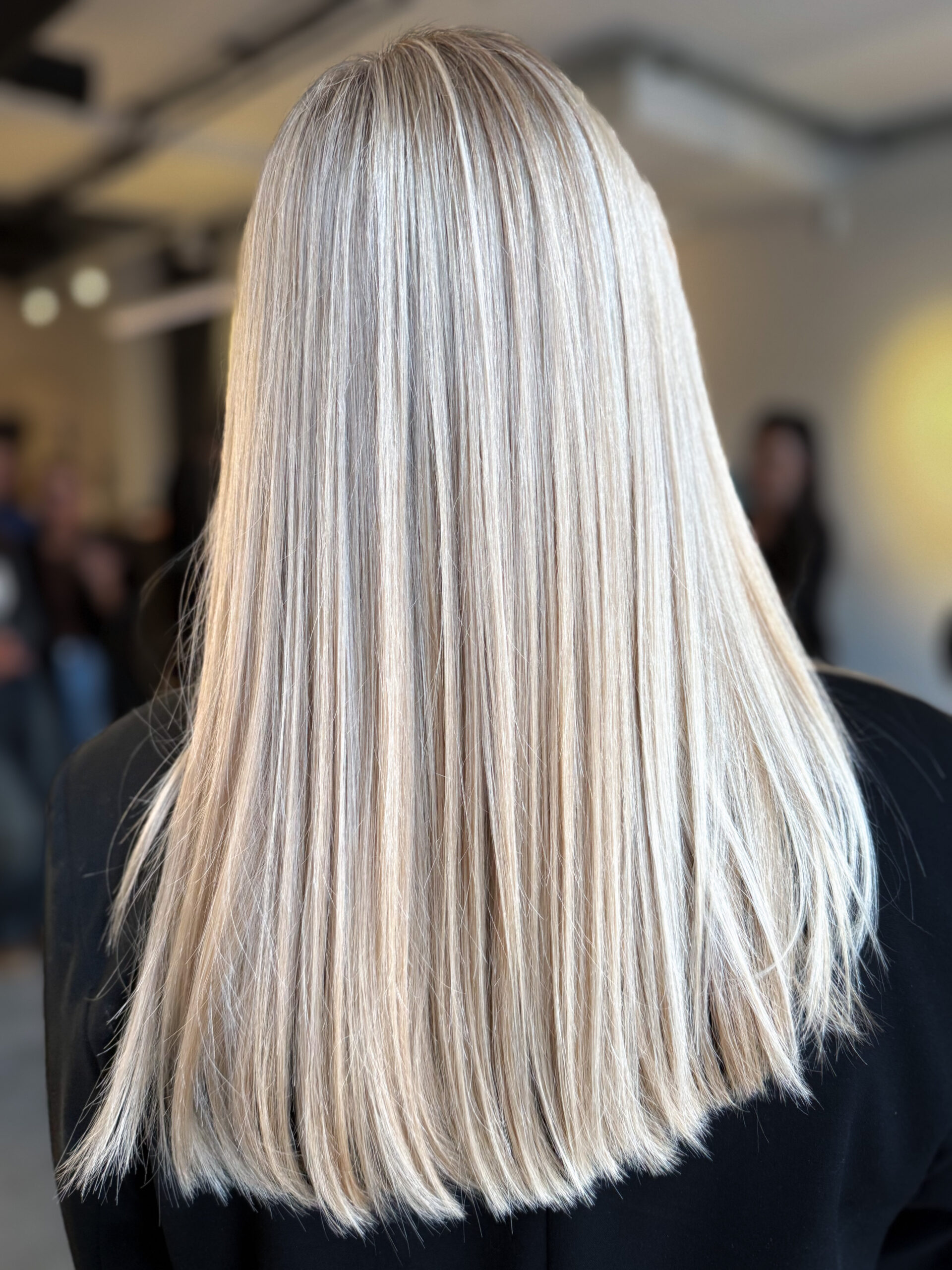 Platynowy blond wykończony na prosto