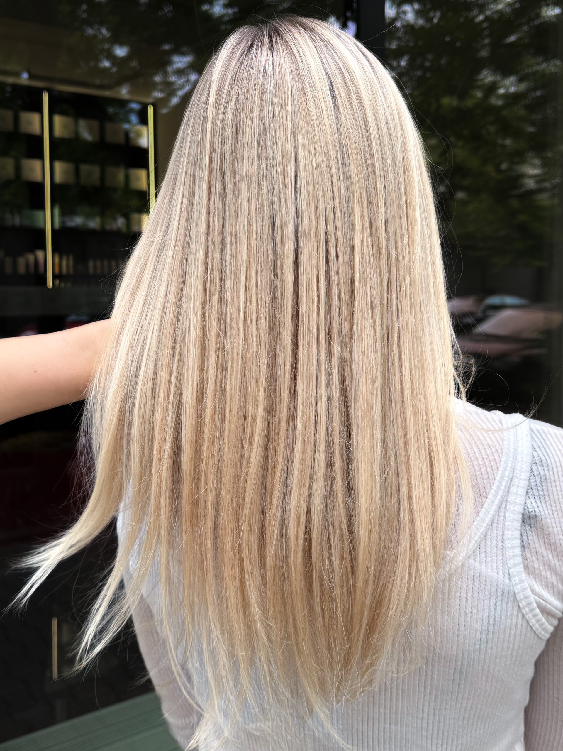 Jasny blond w świetle dziennym przed salonem